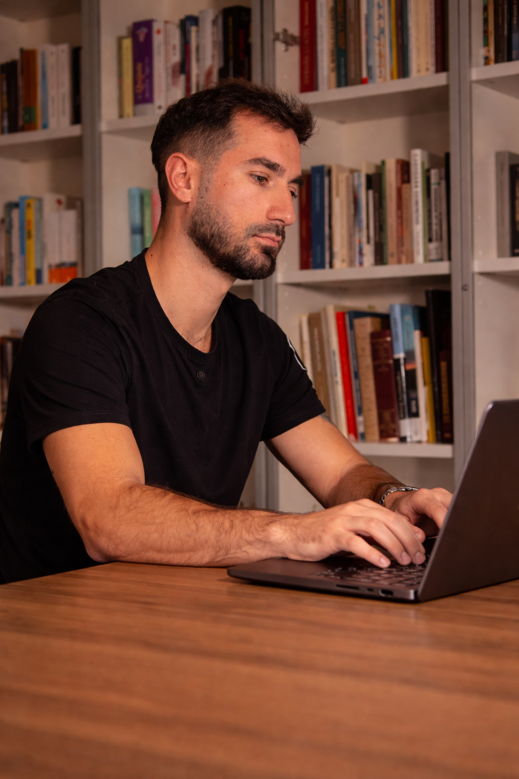 Miguel Ángel Domínguez Rangel en su espacio de trabajo