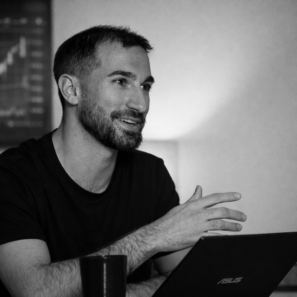 Consultor especialista en automatización con IA trabajando con su equipo