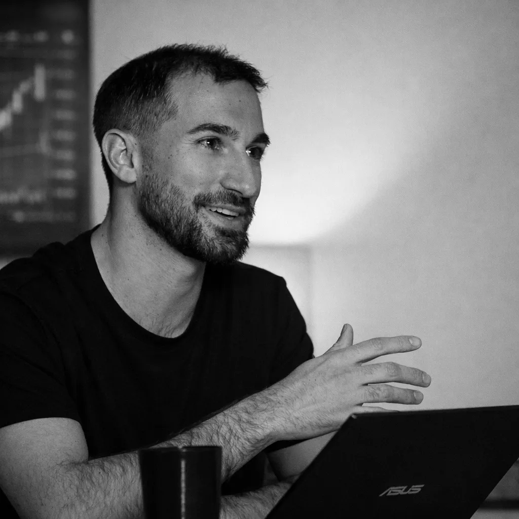 Consultor especialista en automatización con IA trabajando con su equipo